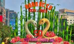 TP.HCM: Cặp đôi linh vật tại Đường hoa Nguyễn Huệ lộ diện