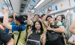 Metro số 1: Cả toa tàu "trúng sít rịt" toàn học sinh một trường