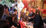 'Mùng 3 Tết thầy', nườm nượp người kéo đến xin chữ đầu năm ở Văn Miếu