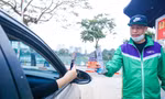 Thu phí trông giữ xe không dùng tiền mặt, hết cảnh chờ hàng giờ vào lễ Phủ Tây Hồ ngày Tết