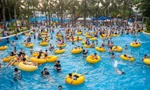 'Nắng nóng nung người', người dân đổ về công viên nước ngày nghỉ lễ