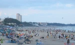 Nắng nóng gay gắt, du khách đổ về biển Vũng Tàu giải nhiệt ngày cuối tuần 