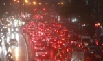 Mưa trắng trời, đường thành 'sông', người Hà Nội chật vật 'vượt' ùn tắc về nhà