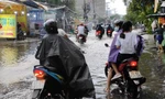Sau cơn mưa lớn, một số tuyến đường cửa ngõ phía Tây TP HCM lại ngập