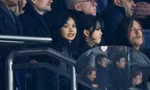 Lisa BLACKPINK được bắt gặp đi xem bóng đá ở Paris, bạn trai tin đồn cũng có mặt
