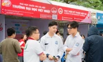 Teen THPT chuyên Thái Bình háo hức tham gia ngày hội tư vấn tuyển sinh bất chấp trời mưa