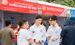 Teen THPT chuyên Thái Bình háo hức tham gia ngày hội tư vấn tuyển sinh bất chấp trời mưa