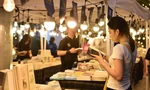 Giới trẻ Hà Nội dạo chợ đêm trên Phố Sách: "Đi 1 được 10", săn đồ xinh đầy túi