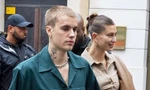 Cả 3 ngày trên đất Pháp, vợ chồng Justin Bieber đều diện trang phục gây tranh cãi