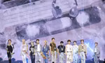SEVENTEEN thổi nến 10 năm ra mắt: Fan thuê du thuyền xem concert, THUNDER "chạm nóc"
