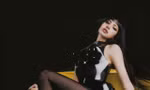 Lisa ký kết với hãng thu âm Mỹ nhưng thứ gây sốt là hình đính kèm "slay"
