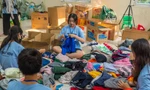 Teen Hà Nội thu gom sách, quần áo cũ, tái chế thành vật phẩm xinh gây quỹ từ thiện