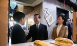Chủ tịch nước và Phu nhân cùng quan chức Nhật Bản thưởng thức bánh mì, cafe Việt giữa lòng Tokyo