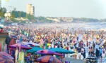 Du khách khắp nơi đổ về, bãi biển Vũng Tàu đông nghẹt