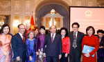 Chủ tịch nước Nguyễn Xuân Phúc và cộng đồng người Việt Nam ở Thuỵ Sỹ. (Ảnh: Thống Nhất/TTXVN)
