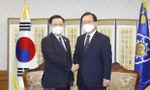 Chủ tịch Quốc hội Vương Đình Huệ hội kiến Thủ tướng Hàn Quốc Kim Boo-kyum. (Ảnh: Doãn Tấn/TTXVN)