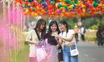 Giới trẻ check-in cung đường đầy đèn lồng ở TPHCM