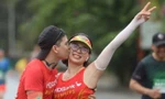 Nụ hôn trên đường chạy Tiền Phong Marathon 2025 của cặp đôi HDBank Runners