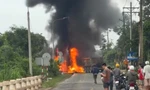 Hai xe đầu kéo cháy rụi sau va chạm, khói đen bốc cao hàng chục mét