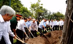 Tổng Bí thư Nguyễn Phú Trọng trồng cây đa tại cửa khẩu Hữu nghị