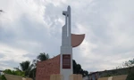 Bia tưởng niệm Điểm tiếp nhận vũ khí Bắc - Nam tại ngã 3 mũi tàu thuộc xã Thạnh Phong, huyện Thạnh Phú. Ảnh: Hoà Hội