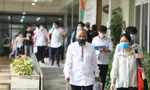 Thí sinh lớn tuổi nhất kỳ thi chống nạng rời điểm thi. Ảnh: Trọng Tài 