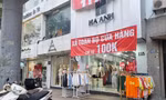 Cửa hàng treo biển giảm giá trên phố Chùa Bộc (Đống Đa, Hà Nội). Ảnh: Ngọc Mai