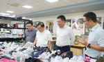 Bộ trưởng Công Thương thăm, làm việc tại một doanh nghiệp may. Ảnh: Nguyễn Bằng