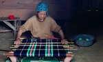 Phụ nữ Đam Pao dệt thổ cẩm 