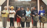 Lớp truyền dạy đánh chiêng Jhô của người Ê Ðê Bih