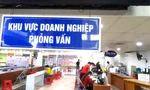 Doanh nghiệp tiếp nhận hồ sơ tuyển dụng tại Trung tâm giới thiệu việc làm tỉnh Bình Dương. Ảnh: H.C