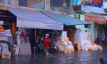 Nước ngập khiến việc kinh doanh của người dân bị ảnh hưởng. Ảnh: Hữu Huy