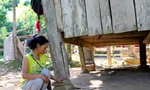 Nhà chị Y Dô bị nghiêng hẳn sang một bên sau những trận động đất