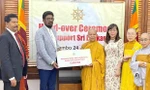 Tăng ni, phật tử Việt Nam trao tiền ủng hộ nhân dân Sri Lanka. Ảnh: ÐSQ Việt Nam ở Sri Lanka cung cấp
