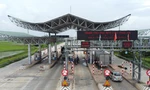 Trạm thu phí BOT cầu Thái Hà lưu lượng xe ít khiến doanh nghiệp không đạt doanh thu như dự kiến. Ảnh: Anh Trọng