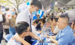 Thí sinh được các chuyên gia giải đáp thắc mắc tuyển sinh ngày 8/1 tại TPHCM. Ảnh: Nguyễn Dũng
