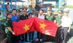 Trao tặng cờ Tổ quốc cho ngư dân trong chương trình “Tôi yêu Tổ quốc tôi” của Ðoàn Thanh niên Bộ CHQS tỉnh Nghệ An
