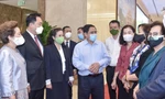Thủ tướng Phạm Minh Chính trao đổi với đại diện các doanh nghiệp tại hội nghị. Ảnh: Nhật Minh