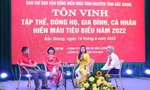 Ông Dương Ngô Thi (bên phải) đại diện dòng họ Dương xã Ngọc Vân tham gia giao lưu tại hội nghị tôn vinh tập thể, dòng họ, gia đình, cá nhân hiến máu tiêu biểu tỉnh Bắc Giang năm 2022