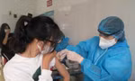 Tiêm vắc xin là biện pháp phòng chống dịch hữu hiệu hiện nay. Ảnh: Thái Hà