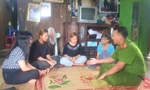 Cán bộ công an động viên ba cô gái 