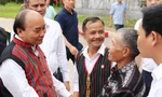 Chủ tịch nước Nguyễn Xuân Phúc trò chuyện với đồng bào dân tộc thiểu số miền Tây Quảng Bình
