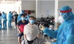 Nhân viên y tế lấy mẫu xét nghiệm tầm soát để truy vết các F0 trong cộng đồng ở TPHCM