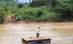 Dân làng Hde qua suối bằng bè thô sơ
