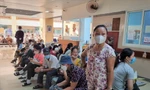 Người dân tới khám chữa bệnh tại Bệnh viện Ung bướu Đà Nẵng đông đúc mỗi ngày