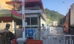Lực lượng chức năng tại cửa khẩu Lạng Sơn tăng cường kiểm dịch qua biên giới. Ảnh: Duy Chiến