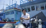 Ngư dân Phan Bá Thuận kiểm tra lại thiết bị trên tàu để chuẩn bị cho chuyến vươn khơi. Ảnh: Hoài Văn