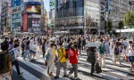 Người dân đi bộ qua Giao lộ Shibuya ở Tokyo