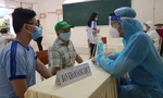 Trước khi tiêm vắc xin phòng COVID-19, học sinh được khám sàng lọc kỹ lưỡng với sự đồng hành của phụ huynh (ảnh chụp ngày 27/10 tại TPHCM). Ảnh: V.S