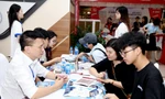 Thí sinh tìm hiểu thông tin tuyển sinh ĐH năm 2024. Ảnh: Diệp An